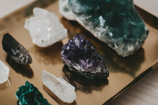 Imagine promoțională Druzy pentru Black Friday 2025, cu cristale autentice, pietre semiprețioase și bijuterii naturale în nuanțe pământii.