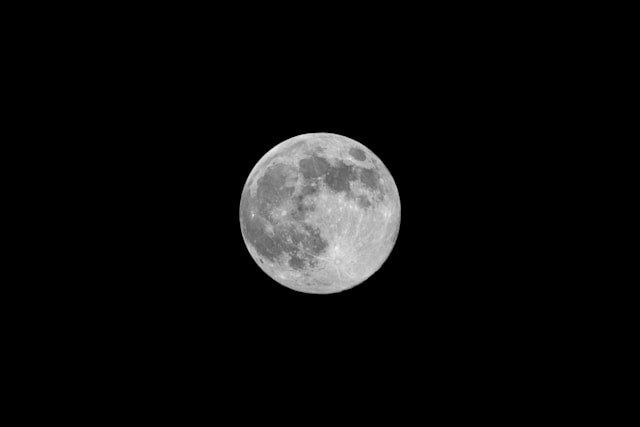 Full Moon against a dark night sky, representing the Full Moon in Aquarius on July 29, 2026